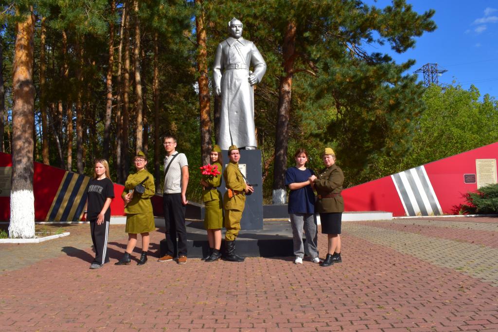 У памятника герою-земляку Тимофею Петровичу Курочкину